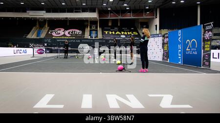 8 novembre 2020, Linz, AUSTRIA: Sorana Cirstea della Romania, Katerina Siniakova della Repubblica Ceca e Julia Grabher dell'Austria durante la cerimonia di sorteggio del torneo internazionale di tennis WTA femminile dell'alta Austria 2020 (immagine di credito: © Rob Prange/AFP7 via ZUMA Wire) Foto Stock
