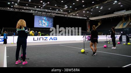8 novembre 2020, Linz, AUSTRIA: Sorana Cirstea della Romania, Katerina Siniakova della Repubblica Ceca e Julia Grabher dell'Austria durante la cerimonia di sorteggio del torneo internazionale di tennis WTA femminile dell'alta Austria 2020 (immagine di credito: © Rob Prange/AFP7 via ZUMA Wire) Foto Stock