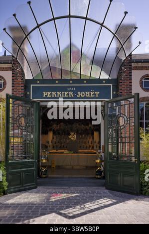 Degustazione presso il quartier generale, la sede centrale, l'hotel, Champagne a marchio Perrier-Jouet, logo, Avenue de Champagne, Epernay, Marne, Francia Foto Stock