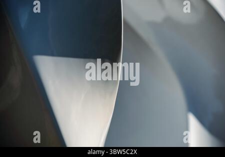 Sfondo astratto blu e grigio da linee curve di forme geometriche motivo di design minimalista Foto Stock