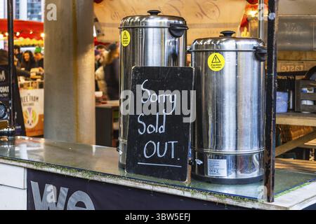 Stand al Borough Market con lavagna e contenitori in metallo esauriti. Londra, Regno Unito, 14 gennaio 2024 Foto Stock