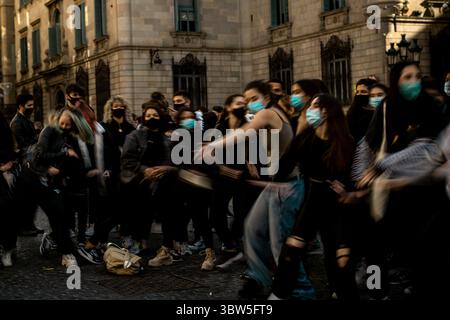 9 novembre 2020, Barcellona, Catalogna, Spagna: Insegnanti e studenti delle scuole di danza ballano durante una protesta contro le misure anti-covid19 più severe come chiusure nel settore alberghiero e culturale e limitazioni dei contatti sociali da parte del governo catalano a causa della diffusione accelerata del coronavirus. (Immagine di credito: © Matthias Oesterle/ZUMA Wire) Foto Stock