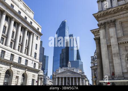 Splendida città londinese caratterizzata da un moderno grattacielo ed edifici storici nel quartiere finanziario Foto Stock