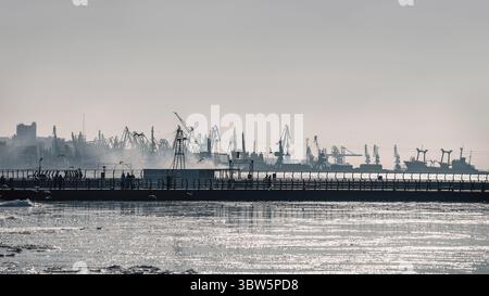 Navi distrutte e bruciate durante la guerra portuale in Ucraina Foto Stock