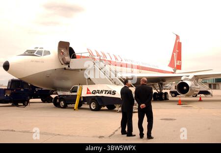 28 AGOSTO 2002 - IL TOUR GLOBALE K25984AR SPIRIT OF FRIENDSHIP SI FERMA ALL'AEROPORTO JFK, NYC 08/28/02. (Immagine di credito: © Andrea Renault/ZUMA Wire) Foto Stock
