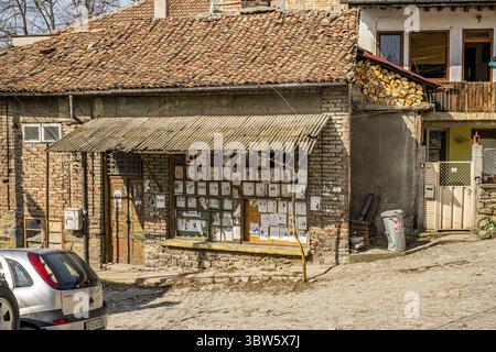 Veliko Tarnovo città, Bulgaria - 24 Marzo 2017. Tradizionale architettura bulgara nella vecchia città medievale area, Veliko Tarnovo città, Bulgaria Foto Stock