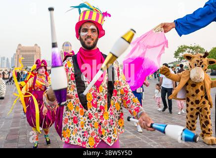 EID AL-ADHA 2025 CELEBRAZIONE A DOHA EID AL-ADHA 2025 CELEBRAZIONE A DOHA gli artisti si esibiscono al Katara Cultural Village il primo giorno della vacanza Eid al-Adha a Doha, Qatar, il 6 giugno 2025. I musulmani di tutto il mondo celebrano Eid al-Adha, che segna la fine del pellegrinaggio annuale o hajj alla città Santa saudita della Mecca e commemora la disponibilità di Abraham a sacrificare suo figlio a Dio DOHA Qatar Copyright: XNOUSHADx DOHA Qatar Copyright: XIMAGO/NOUSHADx imago Images 1062797633 Foto Stock