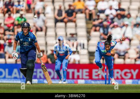 Amanjot Kaur of India Bowls durante il 1 ° incontro internazionale Metro Bank One Day England Women vs India Women at the Utilita Bowl, Southampton, Regno Unito, 16 luglio 2025 (foto di Izzy Poles/News Images) a Southampton, Regno Unito il 16/7/2025. (Foto di Izzy Poles/News Images/Sipa USA) Foto Stock
