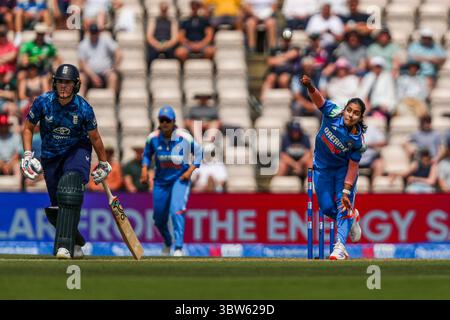 Amanjot Kaur of India Bowls durante il 1 ° incontro internazionale Metro Bank One Day England Women vs India Women at the Utilita Bowl, Southampton, Regno Unito, 16 luglio 2025 (foto di Izzy Poles/News Images) a Southampton, Regno Unito il 16/7/2025. (Foto di Izzy Poles/News Images/Sipa USA) Foto Stock