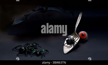 Un ragno su un server per torte d'argento. Concetto di Halloween. Foto Stock