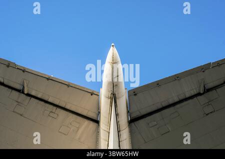 Frammento di ali di aeroplani su sfondo blu cielo isolato Foto Stock