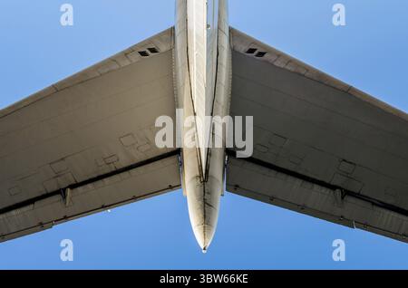 Frammento di ali di aeroplani su sfondo blu cielo isolato Foto Stock
