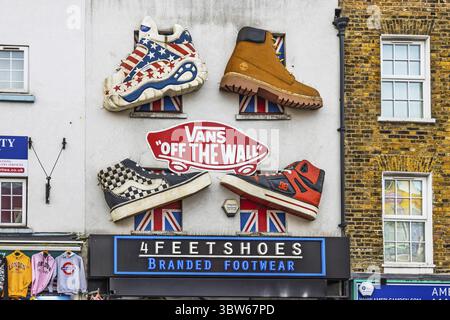 Accattivante vetrina di sneaker su Camden High Street, Londra, nota per la sua audace cultura urbana. Londra, Regno Unito, 26 dicembre 2023 Foto Stock