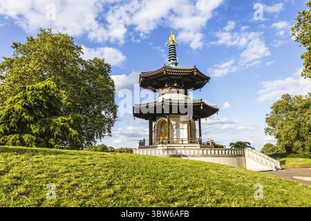 La Pagoda della Pace di Londra, un monumento buddista a Battersea Park, è circondata dal verde. Londra, Regno Unito, 29 luglio 2023 Foto Stock