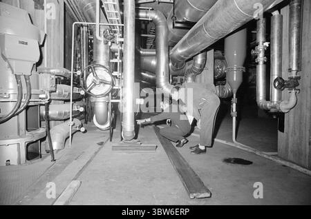 Corrente 42-4-1970 : la potenza petrolifera fornisce una città pulita. La costruzione di centrali elettriche non è sempre necessaria alla distruzione naturale e ai disturbi ambientali. A Västerås, in Svezia, il fabbisogno energetico e termico è stato coperto dalla costruzione di una centrale petrolifera collegata a una rete di teleriscaldamento. Il risultato: | oggi, Västerås può pubblicizzare con l'aria urbana più pulita della Svezia. Tutto il riscaldamento residenziale inquinante dell'aria con petrolio, carbone e legno è praticamente sparito. E il teleriscaldamento mantiene la neve e il ghiaccio fuori dalle strade. Foto: Aage Storløkken / Aktuell / NTB ***la foto non è stata elaborata*** Foto Stock