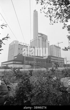 Corrente 42-4-1970 : la potenza petrolifera fornisce una città pulita. La costruzione di centrali elettriche non è sempre necessaria alla distruzione naturale e ai disturbi ambientali. A Västerås, in Svezia, il fabbisogno energetico e termico è stato coperto dalla costruzione di una centrale petrolifera collegata a una rete di teleriscaldamento. Il risultato: | oggi, Västerås può pubblicizzare con l'aria urbana più pulita della Svezia. Tutto il riscaldamento residenziale inquinante dell'aria con petrolio, carbone e legno è praticamente sparito. E il teleriscaldamento mantiene la neve e il ghiaccio fuori dalle strade. Foto: Aage Storløkken / Aktuell / NTB ***la foto non è stata elaborata*** Foto Stock