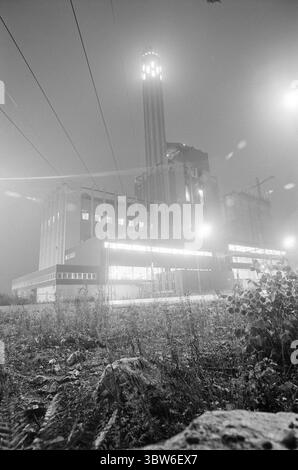 Corrente 42-4-1970 : la potenza petrolifera fornisce una città pulita. La costruzione di centrali elettriche non è sempre necessaria alla distruzione naturale e ai disturbi ambientali. A Västerås, in Svezia, il fabbisogno energetico e termico è stato coperto dalla costruzione di una centrale petrolifera collegata a una rete di teleriscaldamento. Il risultato: | oggi, Västerås può pubblicizzare con l'aria urbana più pulita della Svezia. Tutto il riscaldamento domestico inquinante dell'aria con petrolio, carbone e legno è praticamente sparito. E il teleriscaldamento mantiene la neve e il ghiaccio fuori dalle strade. Foto: Aage Storløkken / Aktuell / NTB ***la foto non è stata elaborata*** Foto Stock