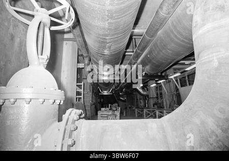 Corrente 42-4-1970 : la potenza petrolifera fornisce una città pulita. La costruzione di centrali elettriche non è sempre necessaria alla distruzione naturale e ai disturbi ambientali. A Västerås, in Svezia, il fabbisogno energetico e termico è stato coperto dalla costruzione di una centrale petrolifera collegata a una rete di teleriscaldamento. Il risultato: | oggi, Västerås può pubblicizzare con l'aria urbana più pulita della Svezia. Tutto il riscaldamento residenziale inquinante dell'aria con petrolio, carbone e legno è praticamente sparito. E il teleriscaldamento mantiene la neve e il ghiaccio fuori dalle strade. Foto: Aage Storløkken / Aktuell / NTB ***la foto non è stata elaborata*** Foto Stock