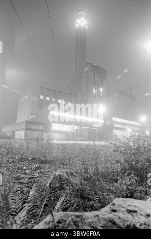 Corrente 42-4-1970 : la potenza petrolifera fornisce una città pulita. La costruzione di centrali elettriche non è sempre necessaria alla distruzione naturale e ai disturbi ambientali. A Västerås, in Svezia, il fabbisogno energetico e termico è stato coperto dalla costruzione di una centrale petrolifera collegata a una rete di teleriscaldamento. Il risultato: | oggi, Västerås può pubblicizzare con l'aria urbana più pulita della Svezia. Tutto il riscaldamento residenziale inquinante dell'aria con petrolio, carbone e legno è praticamente sparito. E il teleriscaldamento mantiene la neve e il ghiaccio fuori dalle strade. Foto: Aage Storløkken / Aktuell / NTB ***la foto non è stata elaborata*** Foto Stock