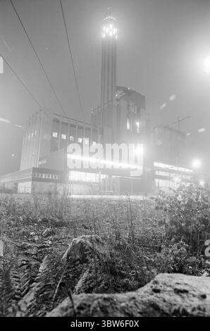 Corrente 42-4-1970 : la potenza petrolifera fornisce una città pulita. La costruzione di centrali elettriche non è sempre necessaria alla distruzione naturale e ai disturbi ambientali. A Västerås, in Svezia, il fabbisogno energetico e termico è stato coperto dalla costruzione di una centrale petrolifera collegata a una rete di teleriscaldamento. Il risultato: | oggi, Västerås può pubblicizzare con l'aria urbana più pulita della Svezia. Tutto il riscaldamento residenziale inquinante dell'aria con petrolio, carbone e legno è praticamente sparito. E il teleriscaldamento mantiene la neve e il ghiaccio fuori dalle strade. Foto: Aage Storløkken / Aktuell / NTB ***la foto non è stata elaborata*** Foto Stock