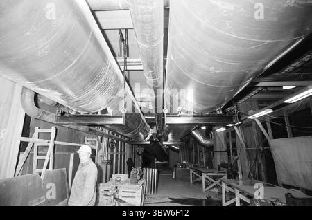 Corrente 42-4-1970 : la potenza petrolifera fornisce una città pulita. La costruzione di centrali elettriche non è sempre necessaria alla distruzione naturale e ai disturbi ambientali. A Västerås, in Svezia, il fabbisogno energetico e termico è stato coperto dalla costruzione di una centrale petrolifera collegata a una rete di teleriscaldamento. Il risultato: | oggi, Västerås può pubblicizzare con l'aria urbana più pulita della Svezia. Tutto il riscaldamento residenziale inquinante dell'aria con petrolio, carbone e legno è praticamente sparito. E il teleriscaldamento mantiene la neve e il ghiaccio fuori dalle strade. Foto: Aage Storløkken / Aktuell / NTB ***la foto non è stata elaborata*** Foto Stock