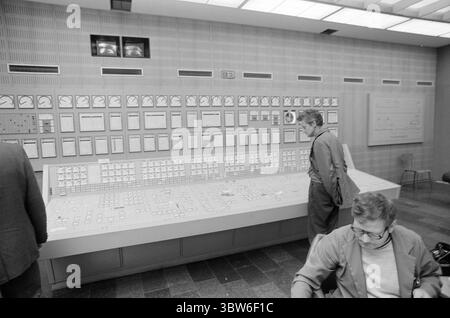 Corrente 42-4-1970 : la potenza petrolifera fornisce una città pulita. La costruzione di centrali elettriche non è sempre necessaria alla distruzione naturale e ai disturbi ambientali. A Västerås, in Svezia, il fabbisogno energetico e termico è stato coperto dalla costruzione di una centrale petrolifera collegata a una rete di teleriscaldamento. Il risultato: | oggi, Västerås può pubblicizzare con l'aria urbana più pulita della Svezia. Tutto il riscaldamento residenziale inquinante dell'aria con petrolio, carbone e legno è praticamente sparito. E il teleriscaldamento mantiene la neve e il ghiaccio fuori dalle strade. Foto: Aage Storløkken / Aktuell / NTB ***la foto non è stata elaborata*** Foto Stock