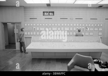 Corrente 42-4-1970 : la potenza petrolifera fornisce una città pulita. La costruzione di centrali elettriche non è sempre necessaria alla distruzione naturale e ai disturbi ambientali. A Västerås, in Svezia, il fabbisogno energetico e termico è stato coperto dalla costruzione di una centrale petrolifera collegata a una rete di teleriscaldamento. Il risultato: | oggi, Västerås può pubblicizzare con l'aria urbana più pulita della Svezia. Tutto il riscaldamento residenziale inquinante dell'aria con petrolio, carbone e legno è praticamente sparito. E il teleriscaldamento mantiene la neve e il ghiaccio fuori dalle strade. Foto: Aage Storløkken / Aktuell / NTB ***la foto non è stata elaborata*** Foto Stock