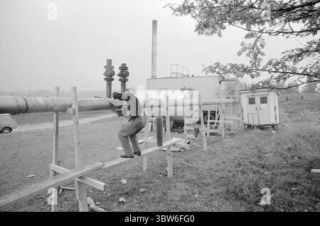 Corrente 42-4-1970 : la potenza petrolifera fornisce una città pulita. La costruzione di centrali elettriche non è sempre necessaria alla distruzione naturale e ai disturbi ambientali. A Västerås, in Svezia, il fabbisogno energetico e termico è stato coperto dalla costruzione di una centrale petrolifera collegata a una rete di teleriscaldamento. Il risultato: | oggi, Västerås può pubblicizzare con l'aria urbana più pulita della Svezia. Tutto il riscaldamento residenziale inquinante dell'aria con petrolio, carbone e legno è praticamente sparito. E il teleriscaldamento mantiene la neve e il ghiaccio fuori dalle strade. Foto: Aage Storløkken / Aktuell / NTB ***la foto non è stata elaborata*** Foto Stock