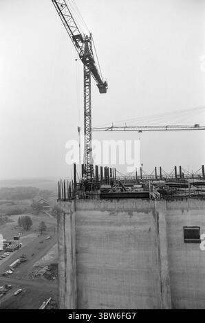 Corrente 42-4-1970 : la potenza petrolifera fornisce una città pulita. La costruzione di centrali elettriche non è sempre necessaria alla distruzione naturale e ai disturbi ambientali. A Västerås, in Svezia, il fabbisogno energetico e termico è stato coperto dalla costruzione di una centrale petrolifera collegata a una rete di teleriscaldamento. Il risultato: | oggi, Västerås può pubblicizzare con l'aria urbana più pulita della Svezia. Tutto il riscaldamento residenziale inquinante dell'aria con petrolio, carbone e legno è praticamente sparito. E il teleriscaldamento mantiene la neve e il ghiaccio fuori dalle strade. Foto: Aage Storløkken / Aktuell / NTB ***la foto non è stata elaborata*** Foto Stock