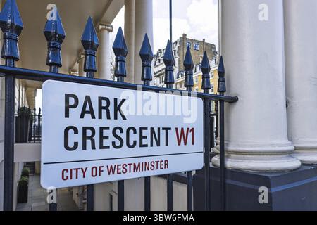 Vista dettagliata del cartello stradale Park Crescent W1, che mette in risalto un'area urbana storica nel centro di Londra Foto Stock