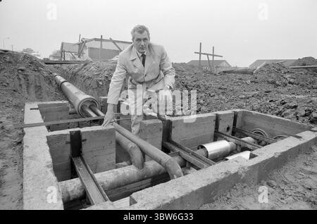 Corrente 42-4-1970 : la potenza petrolifera fornisce una città pulita. La costruzione di centrali elettriche non è sempre necessaria alla distruzione naturale e ai disturbi ambientali. A Västerås, in Svezia, il fabbisogno energetico e termico è stato coperto dalla costruzione di una centrale petrolifera collegata a una rete di teleriscaldamento. Il risultato: | oggi, Västerås può pubblicizzare con l'aria urbana più pulita della Svezia. Tutto il riscaldamento residenziale inquinante dell'aria con petrolio, carbone e legno è praticamente sparito. E il teleriscaldamento mantiene la neve e il ghiaccio fuori dalle strade. Foto: Aage Storløkken / Aktuell / NTB ***la foto non è stata elaborata*** Foto Stock