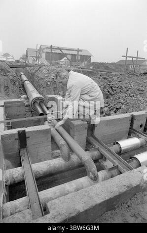 Corrente 42-4-1970 : la potenza petrolifera fornisce una città pulita. La costruzione di centrali elettriche non è sempre necessaria alla distruzione naturale e ai disturbi ambientali. A Västerås, in Svezia, il fabbisogno energetico e termico è stato coperto dalla costruzione di una centrale petrolifera collegata a una rete di teleriscaldamento. Il risultato: | oggi, Västerås può pubblicizzare con l'aria urbana più pulita della Svezia. Tutto il riscaldamento residenziale inquinante dell'aria con petrolio, carbone e legno è praticamente sparito. E il teleriscaldamento mantiene la neve e il ghiaccio fuori dalle strade. Foto: Aage Storløkken / Aktuell / NTB ***la foto non è stata elaborata*** Foto Stock