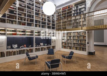 Intime aree studio con scaffali nel Victoria and Albert Museum. Londra, Regno Unito, 28 giugno 2023 Foto Stock