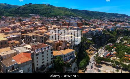 Vista aerea del paesaggio urbano di Tropea con edifici colorati che si affacciano sul Mar Tirreno in Calabria, Italia meridionale Foto Stock