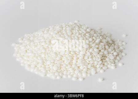 Cumulo di fina e bianca granuli termoplastici su sfondo bianco Foto Stock
