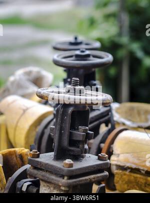 Valvola di ferro sullo sfondo delle valvole di chiusura Foto Stock