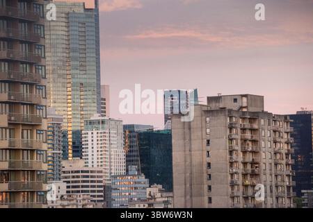 Grattacieli in città contro il cielo Foto Stock