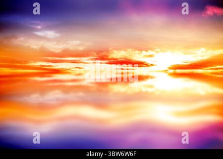 Cielo viola con nuvole arancione Foto Stock