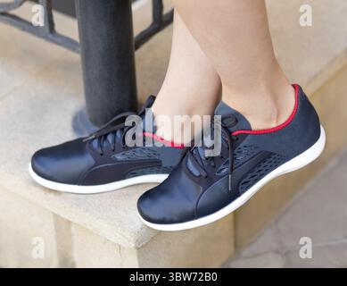 Donna con scarpe da running blu da vicino Foto Stock