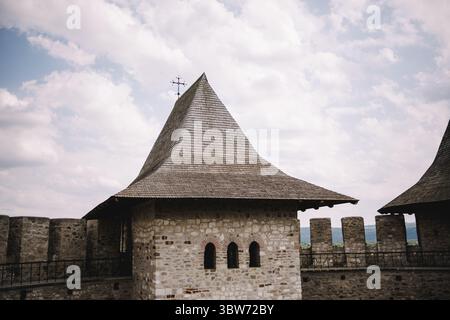 La fortezza di Soroca è una storica roccaforte medievale nel nord della Moldavia, costruita nel XV secolo sulle rive del fiume Dniester. Foto Stock