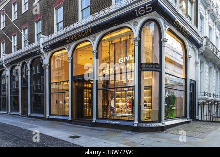 Un lussuoso Givenchy Retail Store esterno con eleganti vetrine. Londra, Regno Unito, 28 agosto 2023 Foto Stock