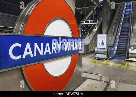Il Canary Wharf Roundel nella metropolitana di Londra mette in mostra il classico design della metropolitana e il patrimonio dei trasporti britannici. Londra, Regno Unito, 17 febbraio 2024 Foto Stock