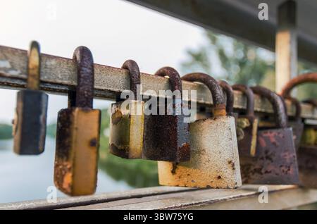 Vecchio lucchetto in ferro con lucchetto, sfondo vintage astratto Foto Stock