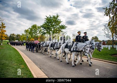 27 ottobre 2020 - Arlington, Virginia, USA - il 3d U.S. Infantry Regiment (The Old Guard) Caisson Platoon; soldati assegnati al 1st Battalion, 3d U.S. Infantry Regiment (The Old Guard); e la U.S. Army Band, 'Pershing's Own Conduct modificò gli onori funerali militari con scorta funebre per il Sgt. Ronald J. Shurer II nella sezione 60 del cimitero nazionale di Arlington, Arlington, Virginia, 27 ottobre 2020. Shurer morì il 14 maggio 2020, all'età di 41 anni. È sopravvissuto alla moglie e ai due figli. (Foto U.S. Army di Elizabeth Fraser / Arlington National Cemetery / relea Foto Stock