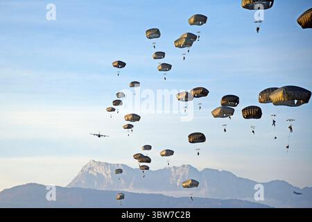 12 novembre 2020, Pordenone, Italia: I paracadutisti dell'Esercito americano con la 173a Brigata aviotrasportata, e i paracadutisti con il 4° Reggimento Alpini dell'Esercito Italiano, conducono operazioni aviotrasportate all'alba del 12 novembre 2020 a Pordenone, Italia. (Immagine di credito: © Davide dalla Massara/U.S. Army/Planet Pix tramite cavo ZUMA) Foto Stock