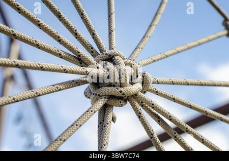 Molte corde e un grosso nodo sfondo astratto bianco e nero da vicino Foto Stock