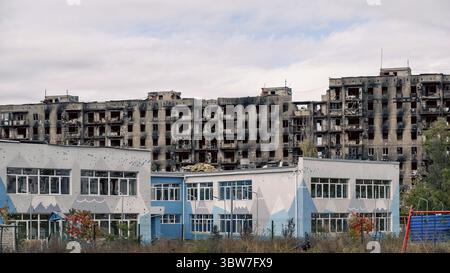 Ha distrutto e bruciato case nella città in Ucraina Foto Stock