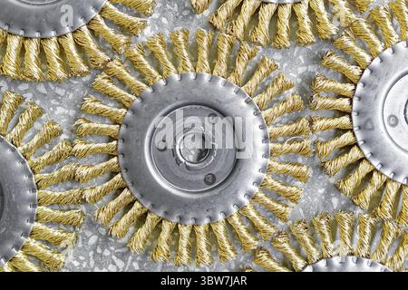 Spazzola disco. Spazzola rotonda con pelo metallico o setole per la lavorazione dei materiali. Primo piano su sfondo solido Foto Stock