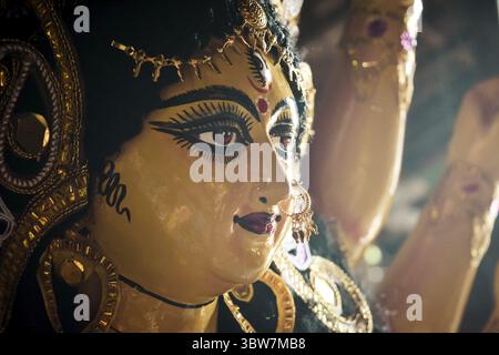 Close up vista laterale faccia della dea Maa Durga idolo. Un simbolo della forza e del potere come per l induismo. Ritratto è stata presa durante la Durga Puja celebrazioni f Foto Stock