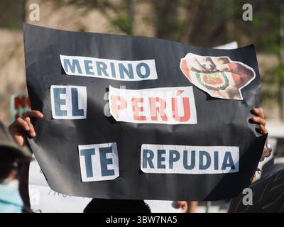 14 novembre 2020, Lima, Lima, Perù: Un manifestante che tiene la bandiera "Merino, Perù ti ripudia" quando migliaia di manifestanti sono scesi per le strade di Lima nella seconda grande marcia nazionale per protestare contro l'impeachment all'ex presidente MartÃ­n Vizcarra. (Immagine di credito: © Carlos Garcia Granthon/ZUMA Wire) Foto Stock
